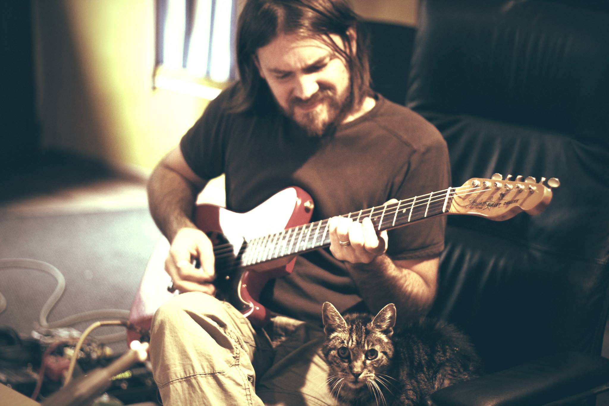 Studio The aiM – Guillaume Corpard guitare avec son chat